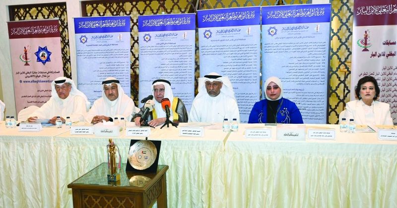 البغلي متوسطاً المتحدثين في المؤتمر الصحافي (تصوير سعود سالم)