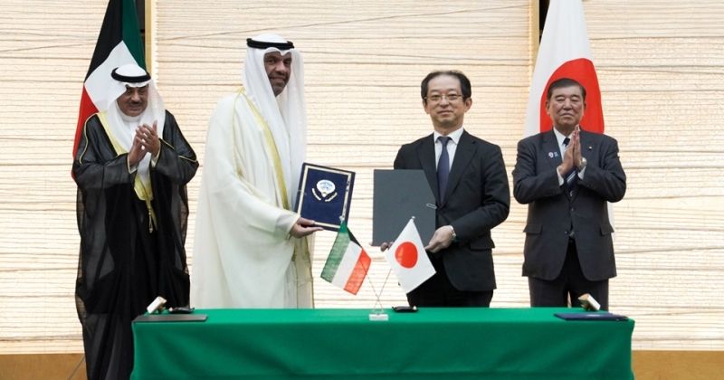 سمو ولي العهد ورئيس الوزراء الياباني يحضران مراسم توقيع اتفاقيات ومذكرات تعاون بين البلدين