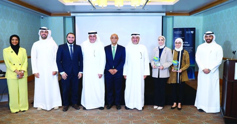 مسؤولو الجمعية والمشاركون في الورشة في لقطة جماعية