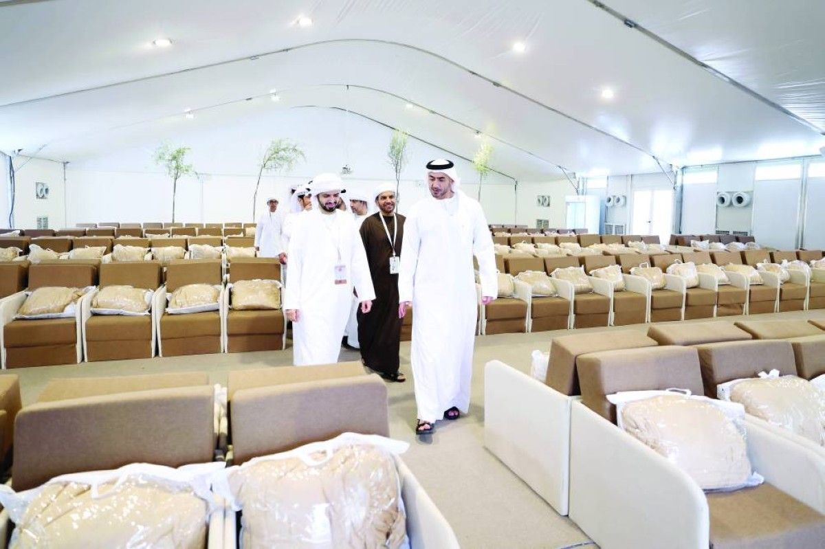 نهيان بن سيف يتفقد مخيمات حجاج الإمارات
