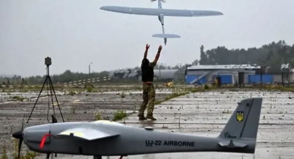 هجوم أوكراني واسع النطاق بطائرات مسيّرة يستهدف مطارات عسكرية روسية