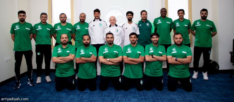 13 مدربا ينهون دورة محللي الفيديو