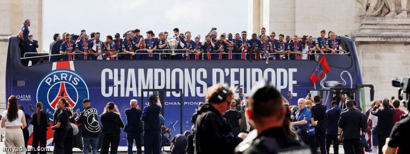 سان جيرمان يحتفل مع الجماهير بلقب الأبطال