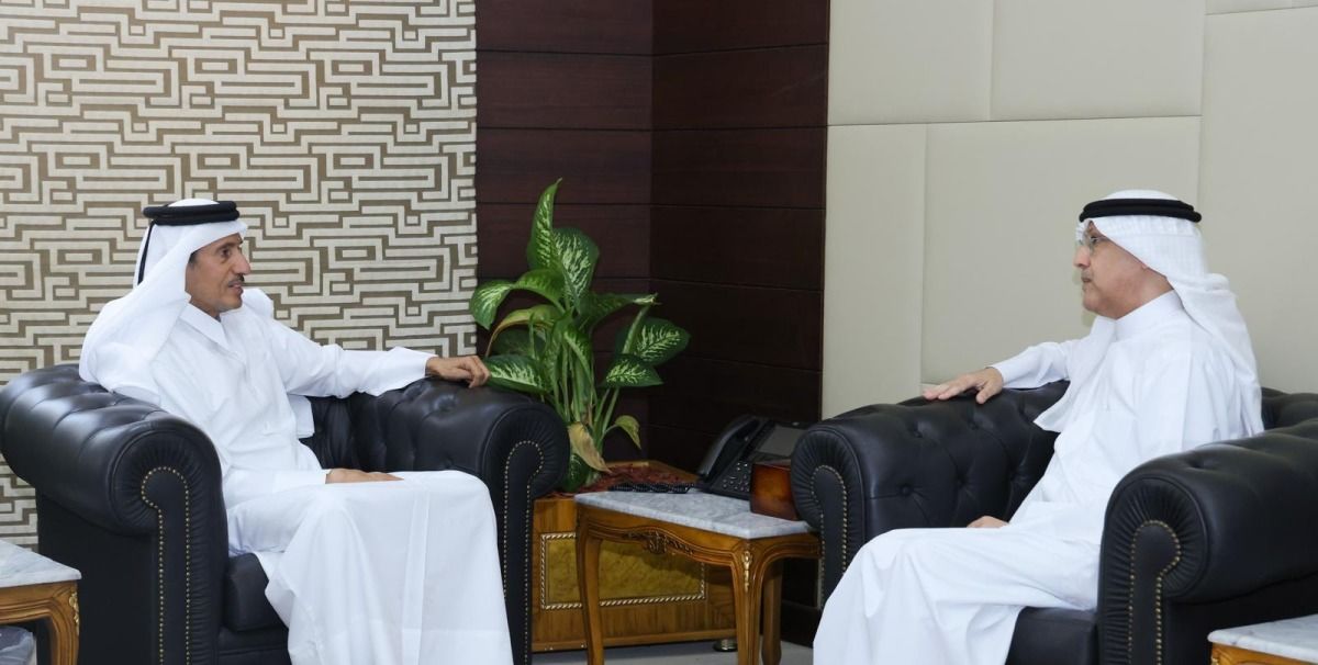 رئيس المؤسسة القطرية للإعلام يجتمع مع السفير الكويتي