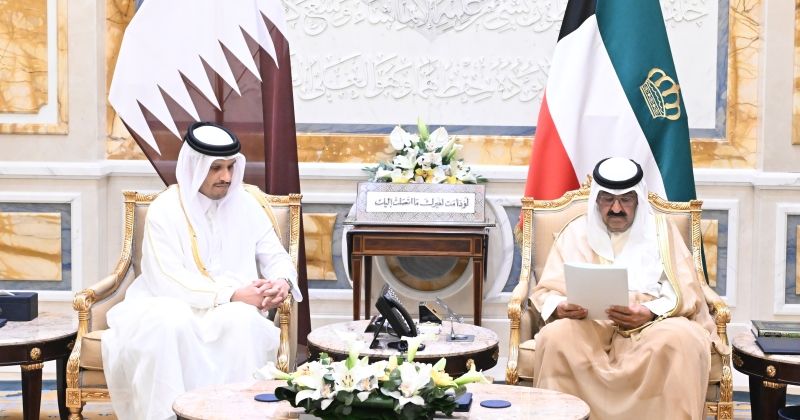 سمو الأمير يستقبل رئيس الوزراء القطري ويتسلم رساله خطية من أمير دولة قطر