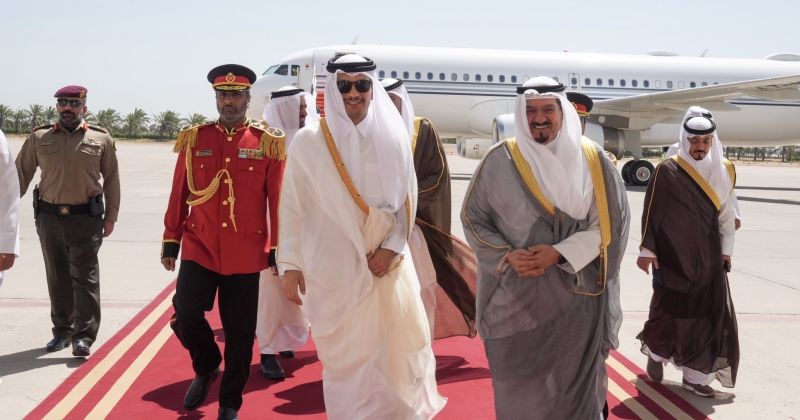 رئيس مجلس الوزراء وزير الخارجية القطري يصل إلى الكويت
