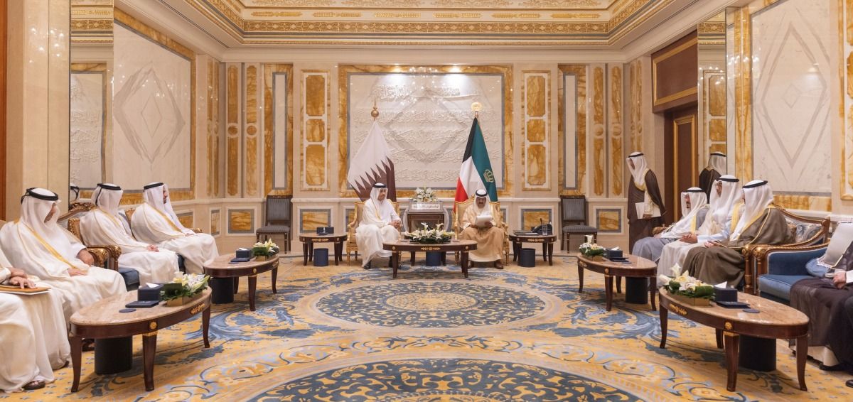 سمو الأمير يبعث رسالة خطية إلى أمير الكويت