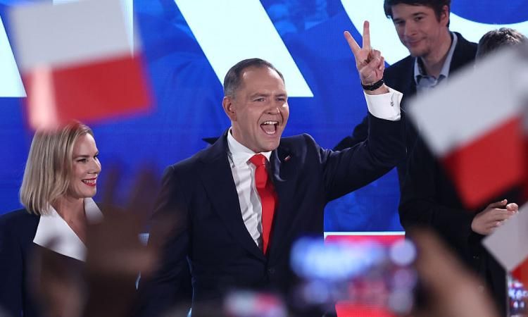 بولندا.. فوز المرشح “كارول ناوروتسكي” في الانتخابات الرئاسية