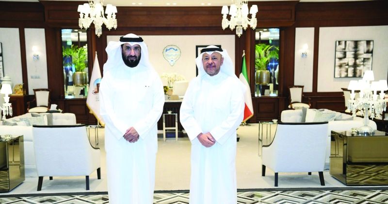 محافظ الفروانية خلال استقباله العتيبي