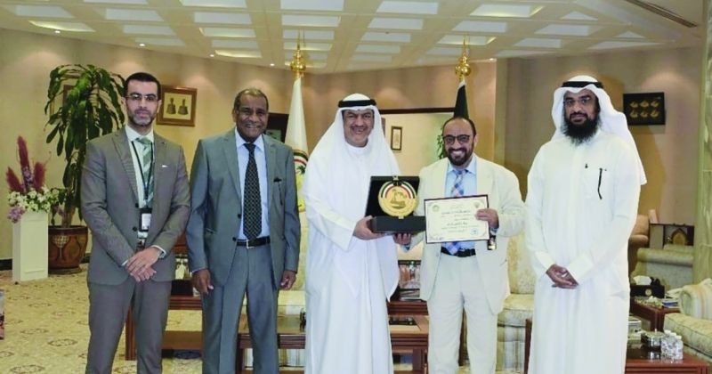 محافظ الجهراء خلال استقباله مسؤولي «الجهراء الصحية»