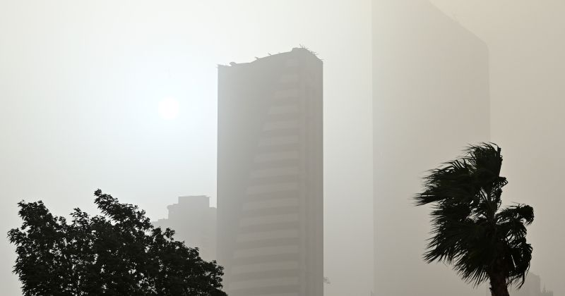 «الأرصاد»: رياح نشطة مثيرة للغبار تقل معھا الرؤية الأفقية وقد تنعدم على بعض المناطق