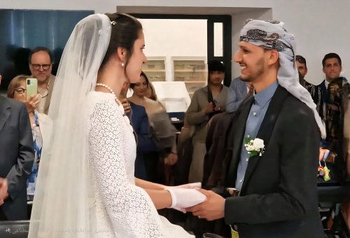 شاب يمني يتزوج فتاة إيطالية في روما وزفاف فريد يمزج بين حضارتين ويجذب انظار العالم!