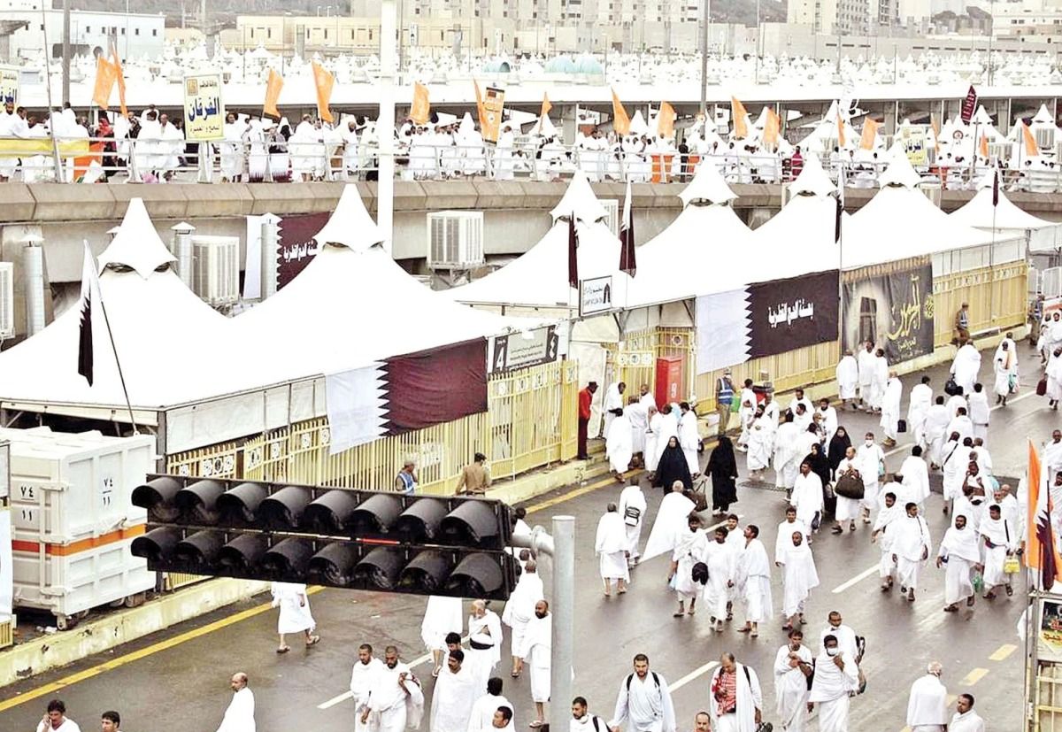 حجاج قطر يقفون على صعيد عرفات وينفرون إلى مزدلفة بعد غروب الشمس