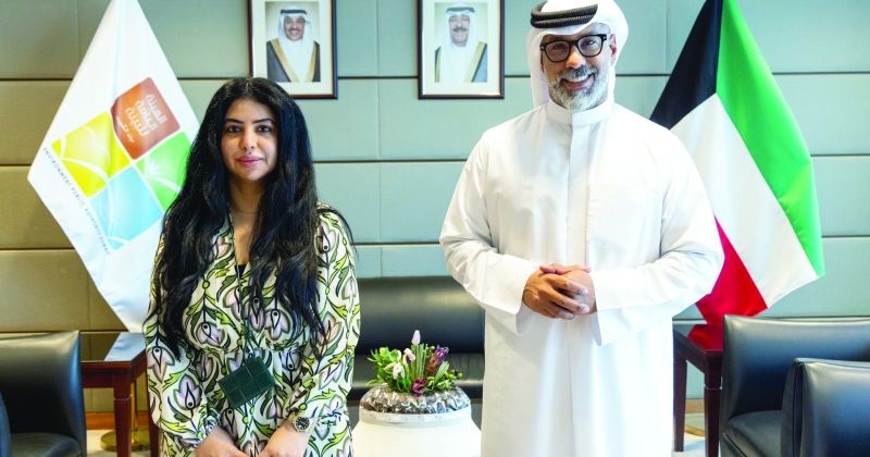 مديرة «البيئة» خلال استقبالها ممثل «حاضنة إيكو»