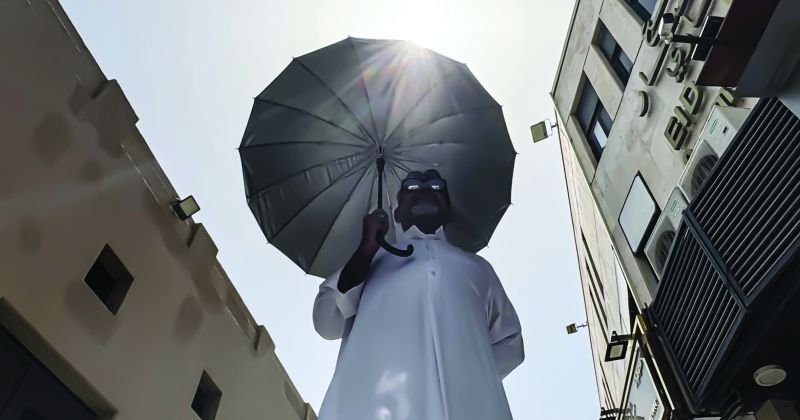 مظلة للاحتماء من أشعة الشمس الحارقة (تصوير أسعدعبدالله)