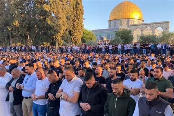 آلاف الفلسطينيون يؤدون صلاة عيد الأضحى في المسجد الأقصى المبارك