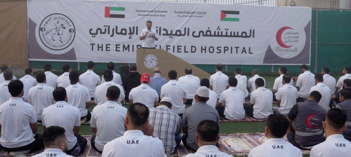 أعضاء البعثة الطبية الإماراتية في غزة يؤدون صلاة عيد الأضحى بالمستشفى الميداني