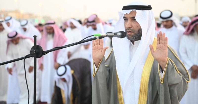 جموع المصلين يؤدون صلاة العيد في الساحات والمساجد