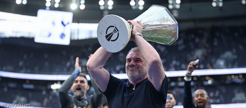 رغم اللقب التاريخي .. توتنام يقيل بوستيكوجلو