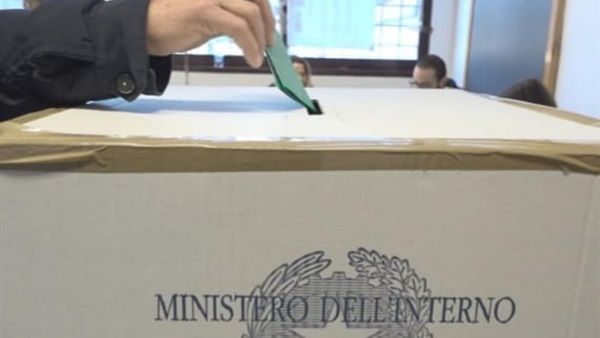 الإيطاليون يصوتون على استفتاءات حول الهجرة وقانون العمل