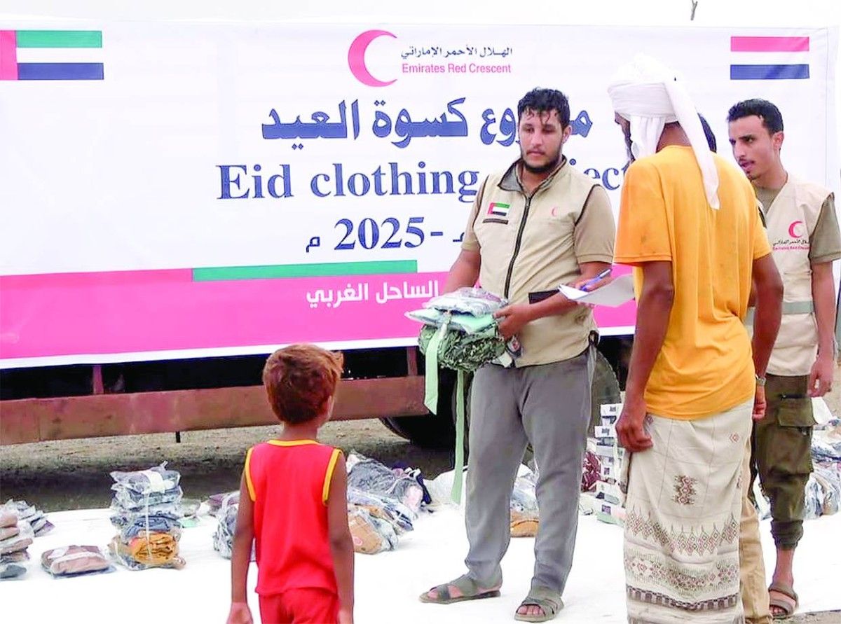 «هيئة الهلال الأحمر» تدعم مشروع كسوة العيد في الحديدة وتعز باليمن