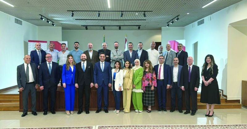 القائم بالأعمال عرفة والقنصل ميا العضم يتوسّطان عدداً من الأطبّاء اللبنانيين
