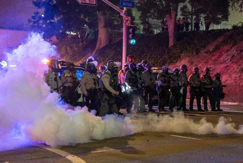 شرطة لوس أنجلوس تعلن فرض حظر على التجمع في وسط المدينة