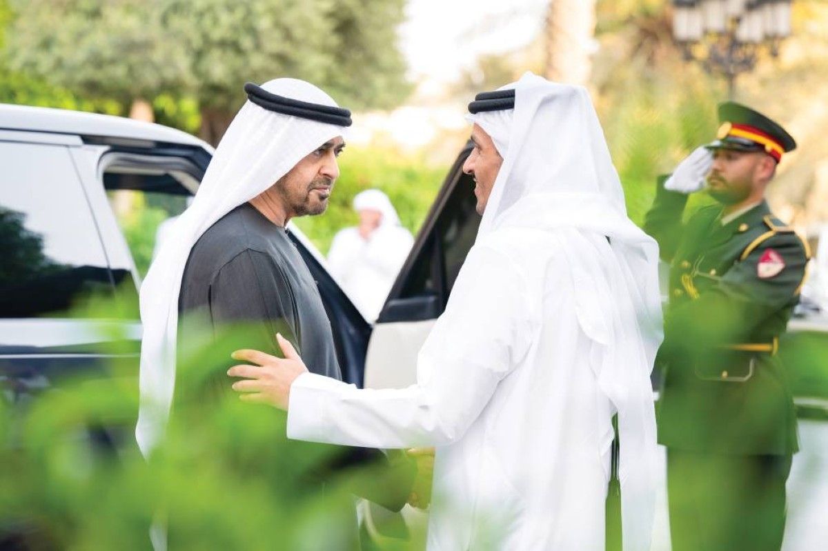 رئيس الدولة يبحث مع رئيس الوزراء القطري العلاقات الأخوية