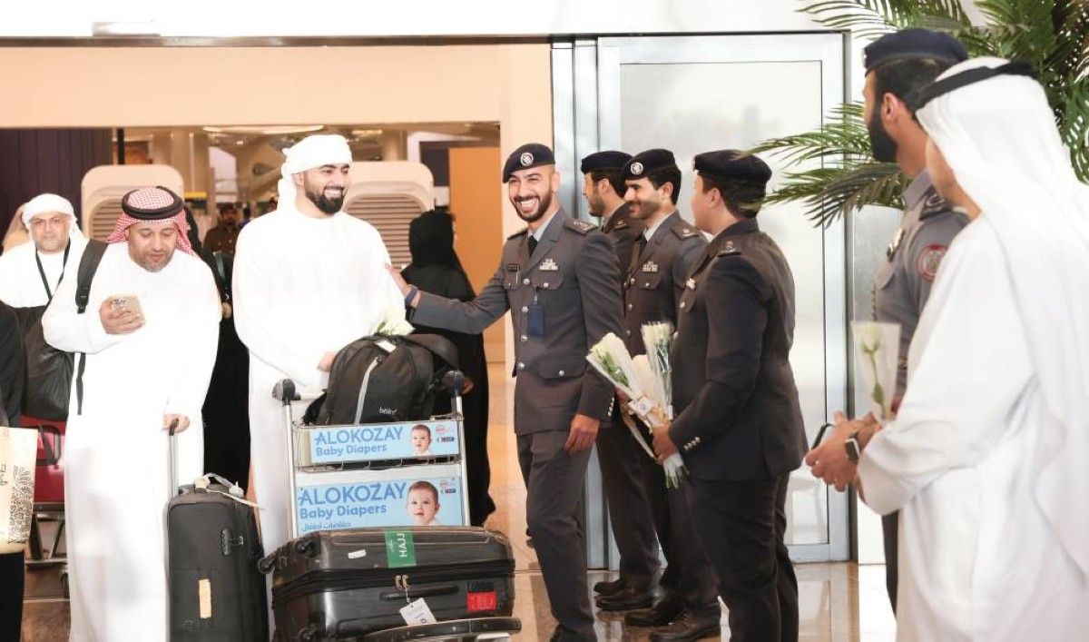 «الإمارات ترحب بعودة الحجاج».. استقبال حافل بالورود والهدايا