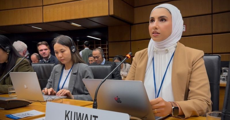 سارة العجمي تلقي كلمتها