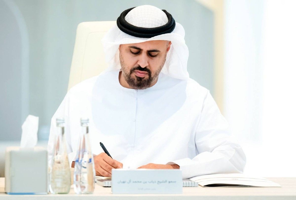 ذياب بن محمد يطّلع على المبادرات المجتمعية لمؤسسة الإمارات