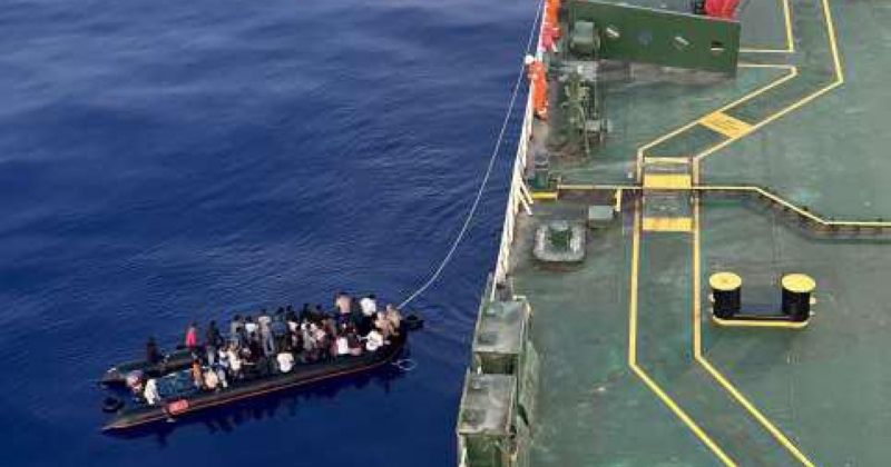ناقلة كويتية تنقذ 40 لاجئا في قارب معطل بالبحر المتوسط