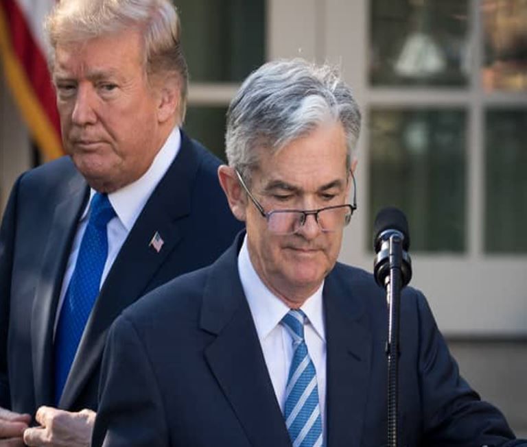 ترامب يصف رئيس بنك الاحتياطي الفيدرالي بـ”الأحمق” ويحثه على خفض معدلات الفائدة