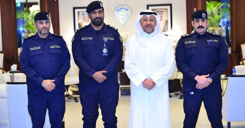 محافظ الفروانية متوسطاً قياديي «نجدة الفروانية»