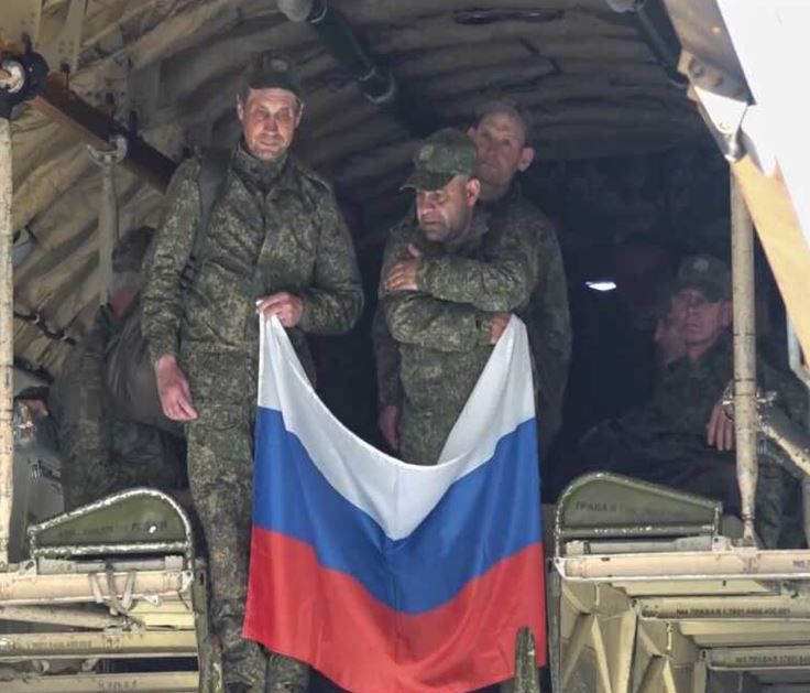 طائرة تقل أسرى حرب روس من أوكرانيا تهبط في موسكو