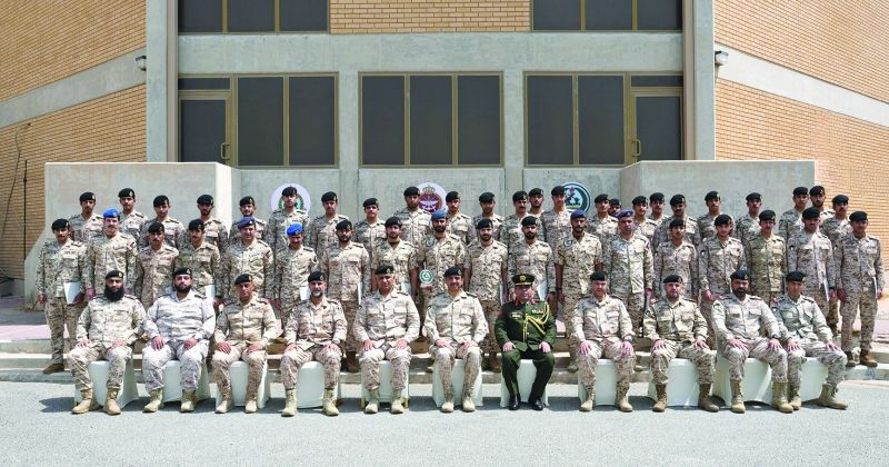 اللواء الشريعان وقادة الدفاع الجوي في لقطة جماعية مع الخريجين