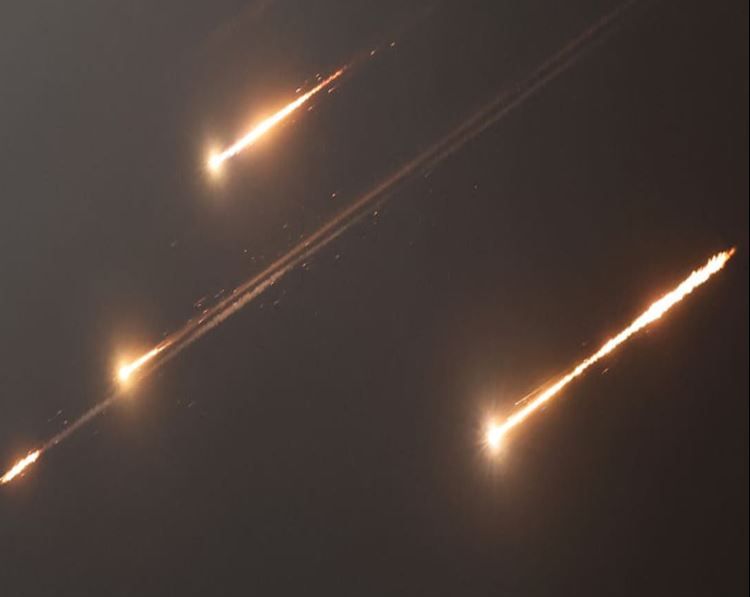 إيران تطلق مئات الصواريخ الباليستية المتنوعة على إسرائيل