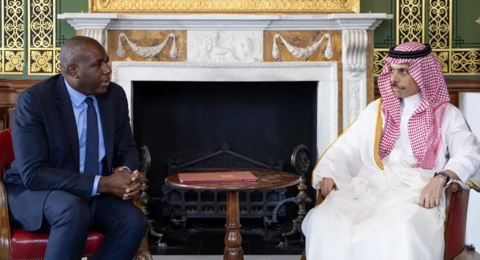 وزير الخارجية السعودي ونظيره البريطاني يبحثان آخر المستجدات في المنطقة