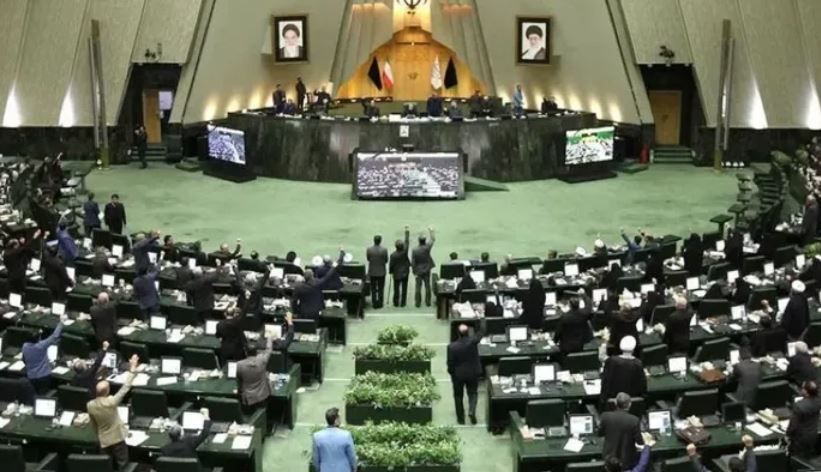 برلماني إيراني: ندرس بجدية إغلاق مضيق هرمز البحري