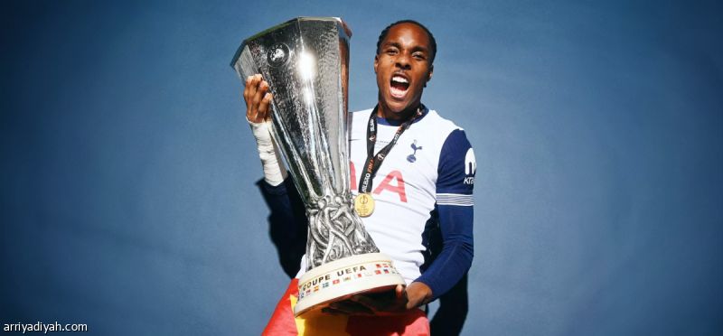 رسميا.. توتنام يتمسك بتيل