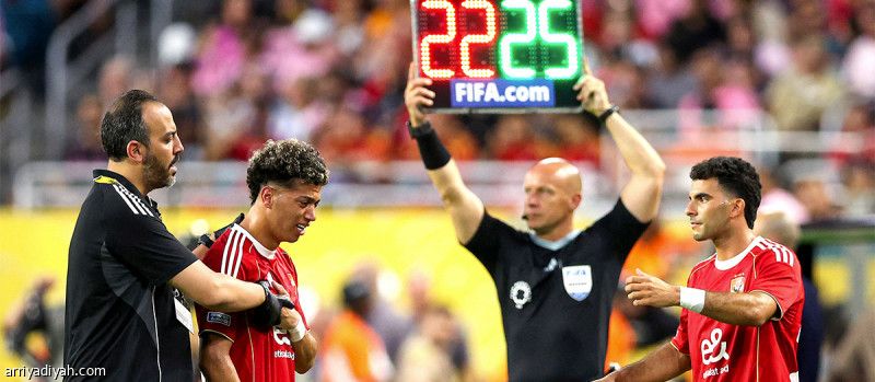 بعد 14 دقيقة.. عاشور يغادر باكيا