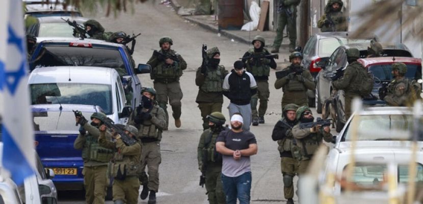 قوات الاحتلال الإسرائيلى تعتقل ما لا يقل عن 36 فلسطينيا من الضفة الغربية