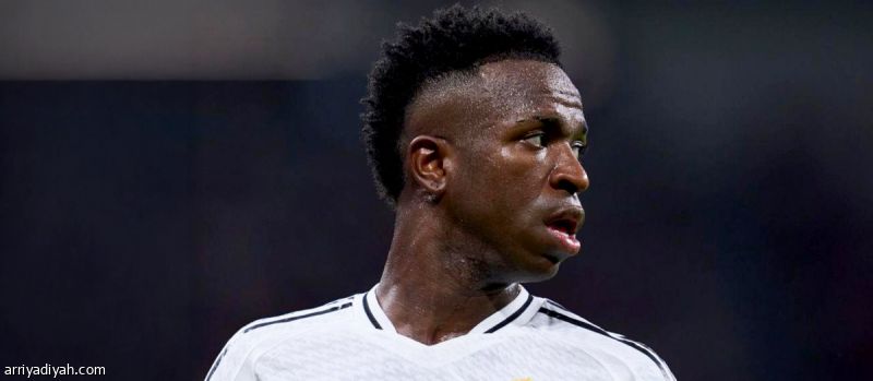 دمية فينيسيوس تعاقب 4 مشجعين