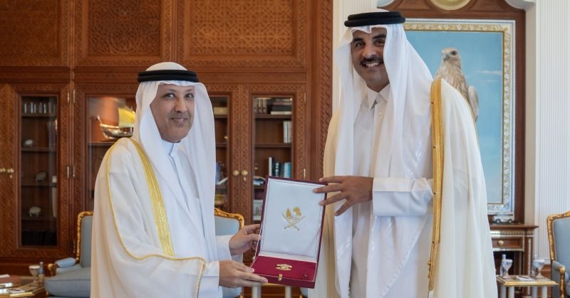 أمير قطر مسلّماً السفير المطيري وسام «الوجبة»