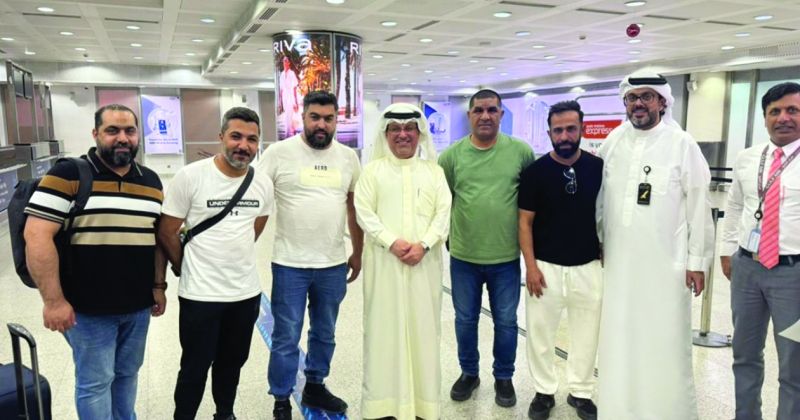 سفير البحرين مُودّعاً عدداً من مُواطنيه بمطار الكويت