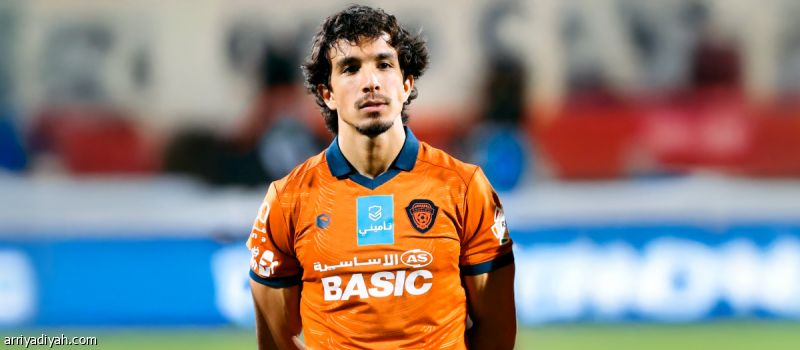 بعد تعثر مفاوضات الشباب.. نيوم يتفق مع عابدي