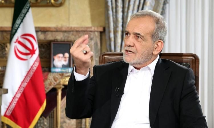 رئيس إيران: سنقضي على كل أزمة مع الوحدة الوطنية والتماسك الشعبي