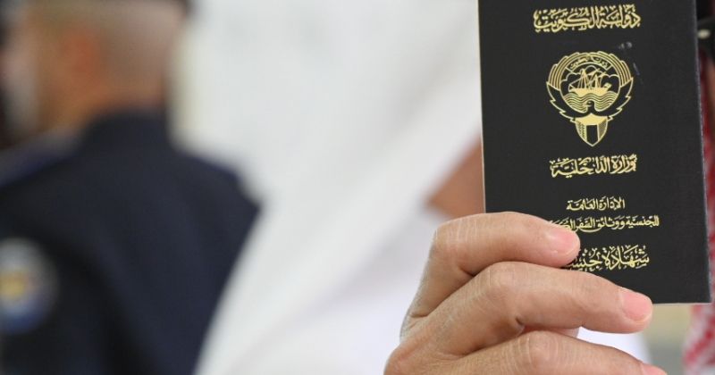 «كويتي» يسافر ويعود هو وأبناؤه بهويات خليجية