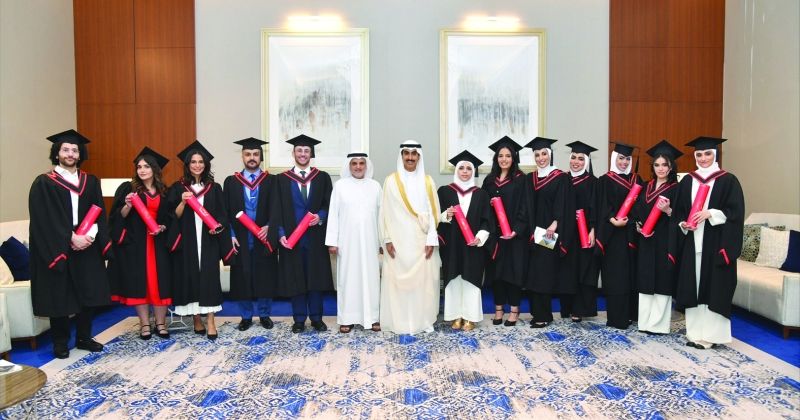 سفير الكويت لدى البحرين مع الطلبة الخريجين