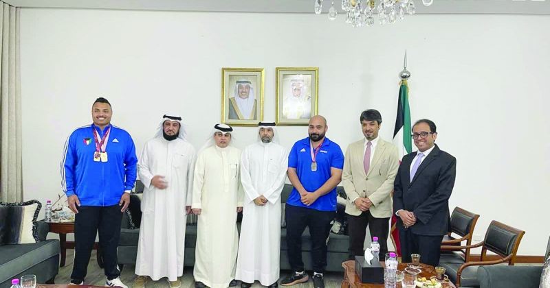 السفير العمر مع الوفد الكويتي المشارك في الملتقى